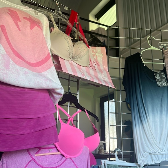 HELLO EVERYONE!!! Im going live come join me! - Picture 1 of 1